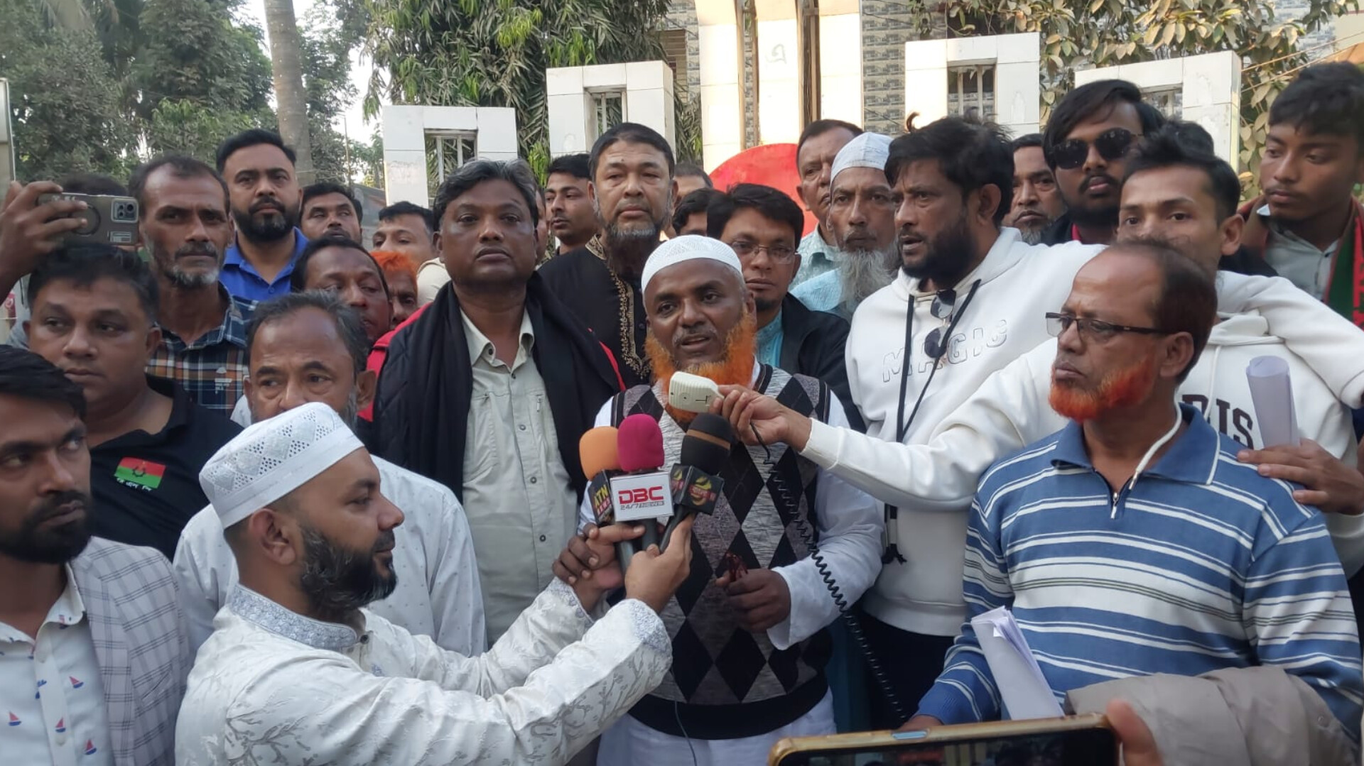 বিএনপির প্রার্থীকে শাহরাস্তির কিছু নেতা-কর্মীর হুঁশিয়ারি