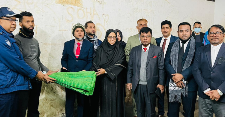 শীতের প্রকোপে চাঁদপুর আদালতের হাজতখানায় কার্পেট বিতরণ