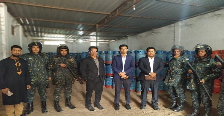 লক্ষ্মীপুরে এলপিজি গ্যাস সংকট, বাড়তি দামে বিক্রি, দশ ডিলারের জরিমানা