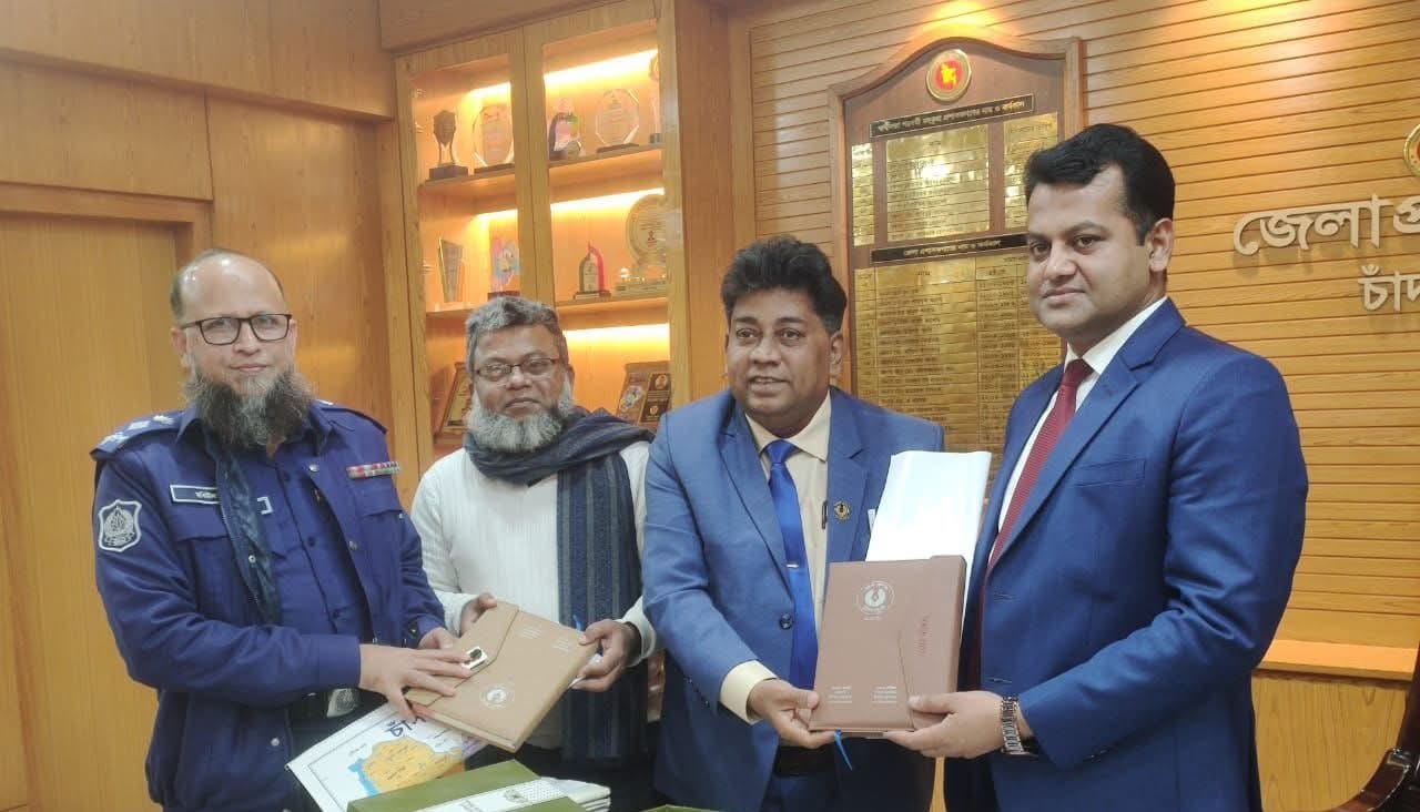 চাঁদপুর প্রেসক্লাবের বার্ষিক ক্যালেন্ডার-ডায়েরি পেলেন জেলা প্রশাসক ও পুলিশ সুপার