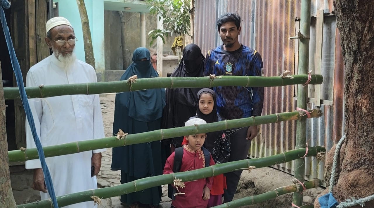 ফরিদগঞ্জে অর্থ ও পেশী শক্তির জোরে যাতায়াতের রাস্তা বন্ধ করে দিয়েছে প্রতিপক্ষ