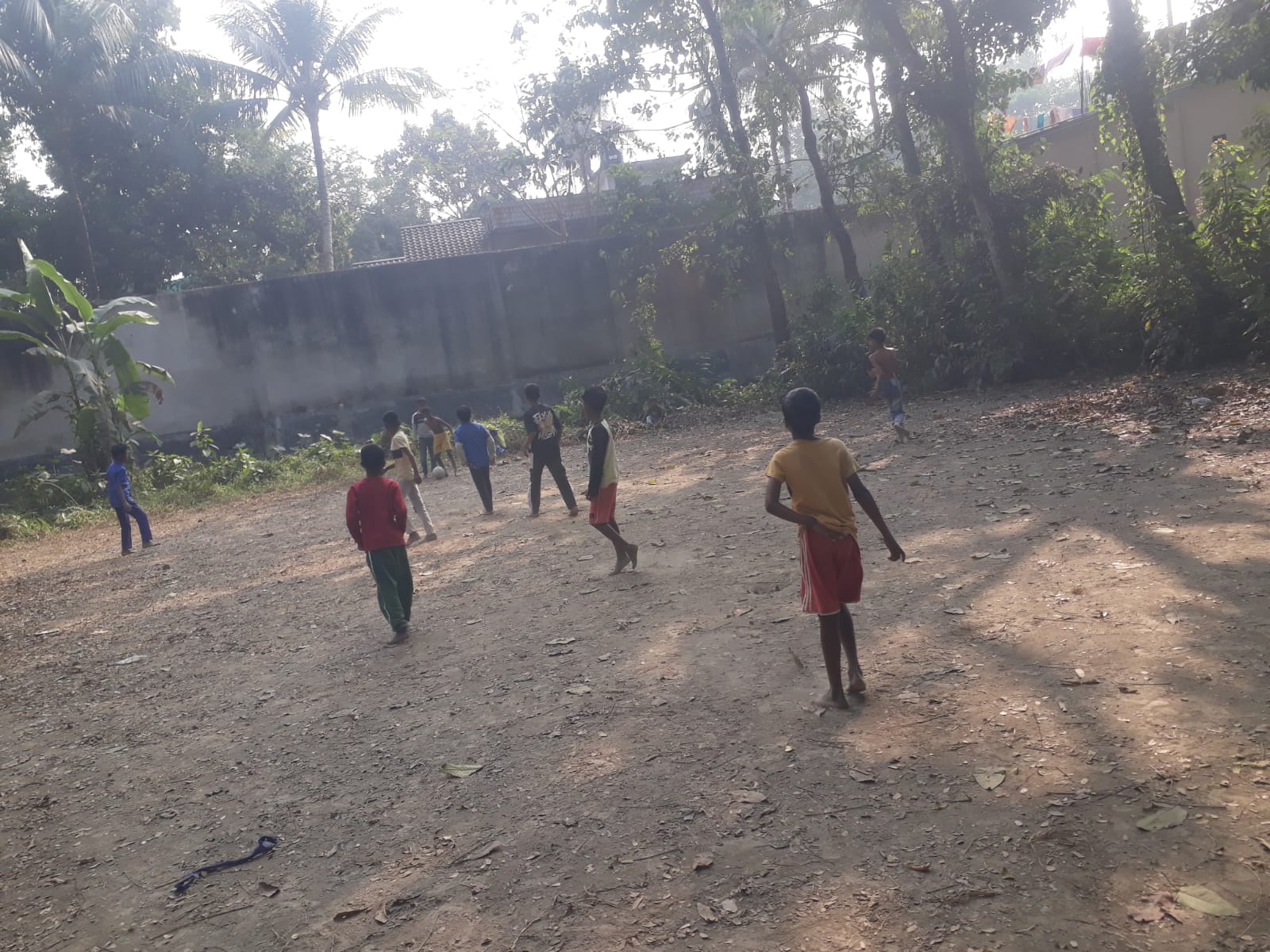 শ্রীনগরে খেলার মাঠের হাহাকার: ঘরবন্দি শৈশব ঝুঁকছে মোবাইল গেমে