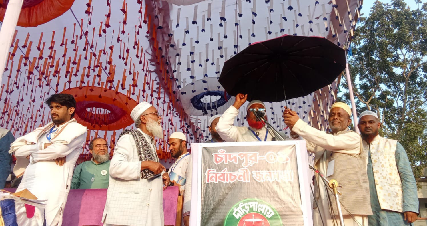 ড. নেয়ামুল বশিরের হাতে ছাতা তুলে দিলেন মিয়া গোলাম পরওয়ার