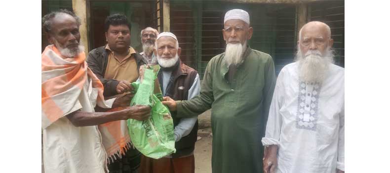 মমিনপুরে মুক্তিযোদ্ধা নাছির পাটোয়ারীর ইফতার সামগ্রী বিতরণ