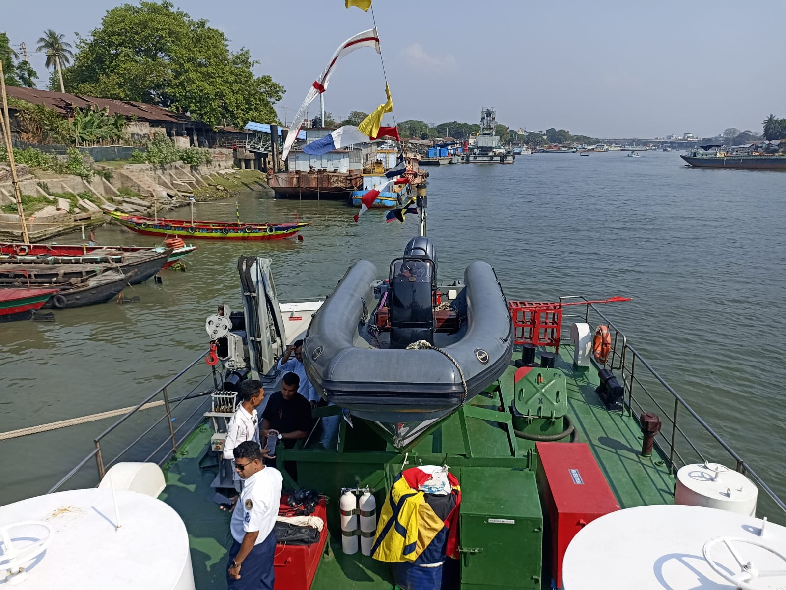 কোস্ট গার্ডের যুদ্ধজাহাজ 'কুতুবদিয়া' দর্শনার্থীদের জন্যে প্রদর্শন