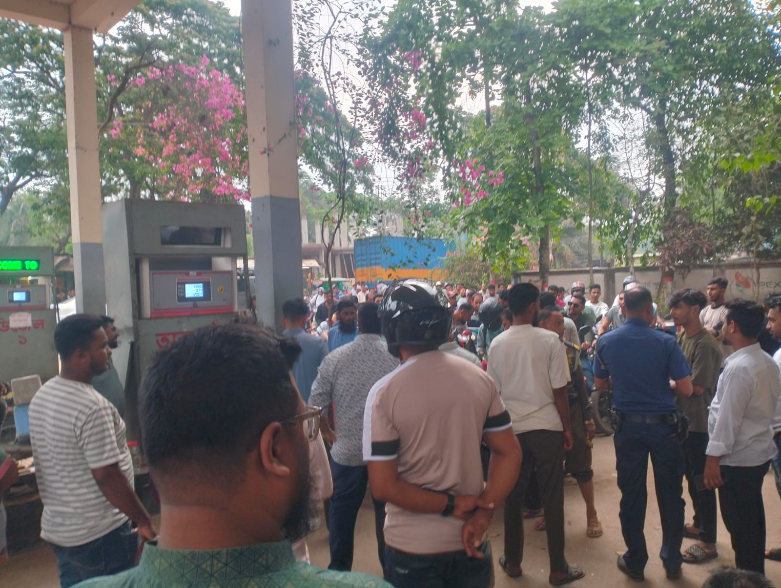 কচুয়ার সুলতানা ফিলিং স্টেশনে ট্যাগ অফিসারের অনুপস্থিতিতে আইনশৃঙ্খলা বাহিনী ছিলো তৎপর