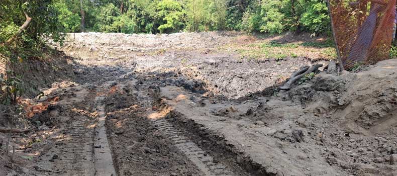 পুলিশের হস্তক্ষেপে মাটি কাটা বন্ধ