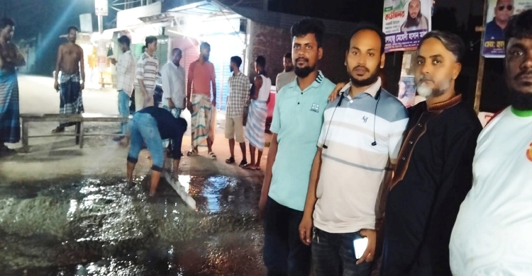 মধ্যরাতে মেরামত হলো বাবুরহাট মডেল টাউন সংলগ্ন রাস্তাটি