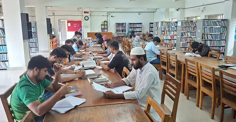 বইয়ের টানে পাঠক ফিরছে চাঁদপুর সরকারি গণগ্রন্থাগারে