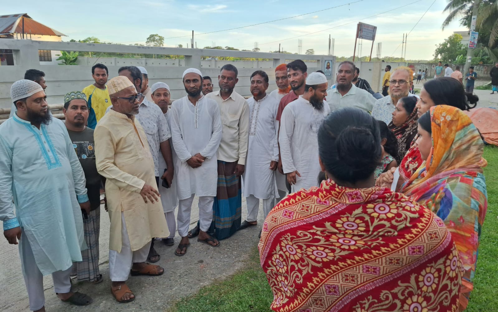 হাজীগঞ্জ পৌর ৫নং ওয়ার্ড এলাকায় মেয়র প্রার্থী হাসান মিয়াজীর গণসংযোগ