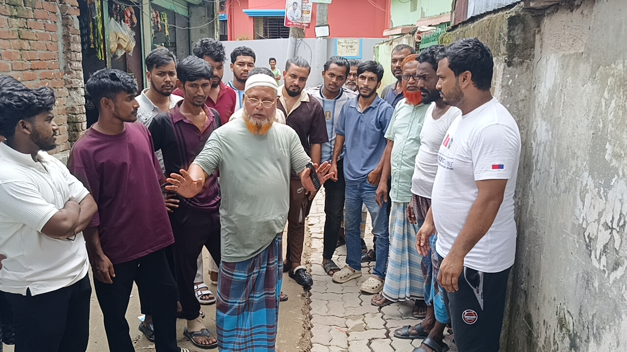 গাজী সড়কে কাজের অনিয়মের অভিযোগে কাজ বন্ধ করে দিলো এলাকাবাসী