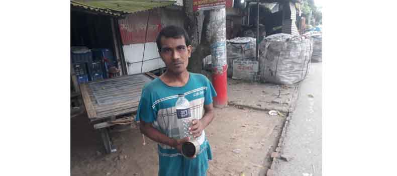 শ্রীনগরের রুদ্রপাড়ায় ১৫ বছর ধরে মনিরের আশ্রয়ে মানিক, আজও জানে না নিজের ঠিকানা