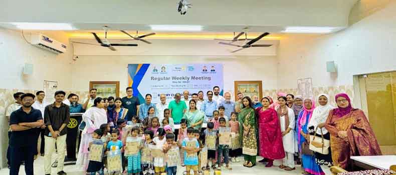 রোটারিয়ান গোপাল সাহার জন্মদিনে ইন্টার্যাক্ট ক্লাবের শিক্ষা উপকরণ বিতরণ