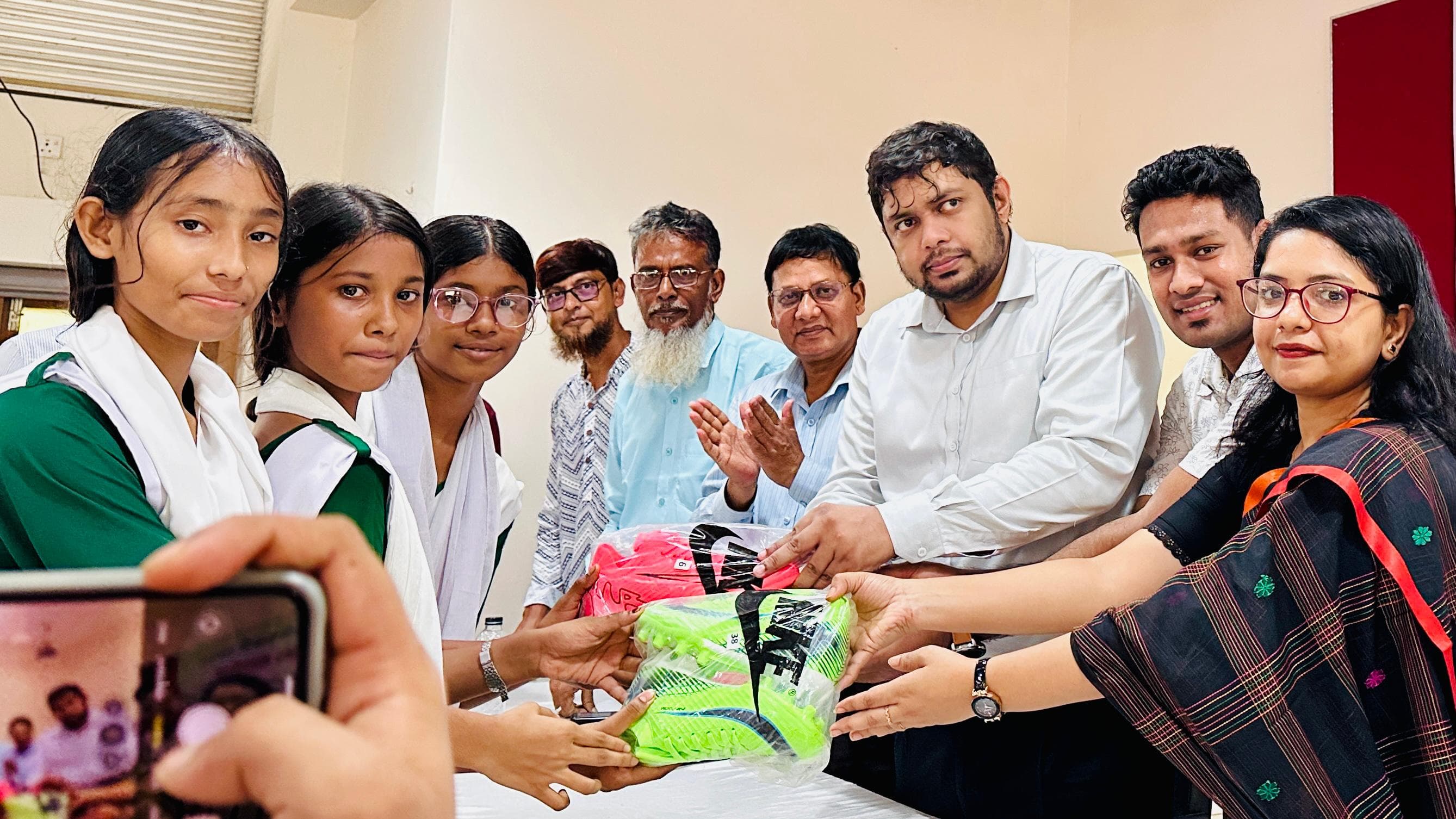 ৪৩ শিক্ষাপ্রতিষ্ঠানের ৮৩২ শিক্ষার্থী পেলো নতুন বুট