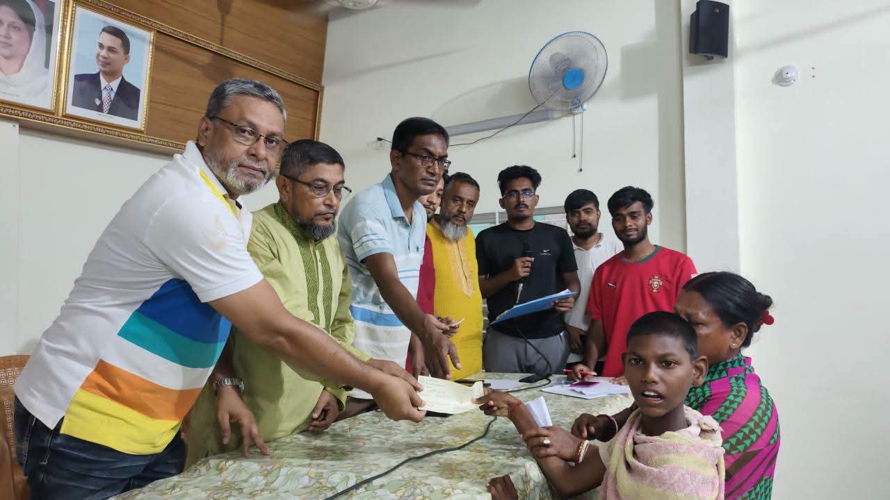 দুস্থ ও প্রতিবন্ধী ৫০ পরিবারকে শেখ ফরিদ আহম্মেদ মানিক এমপির অনুদানের চেক হস্তান্তর