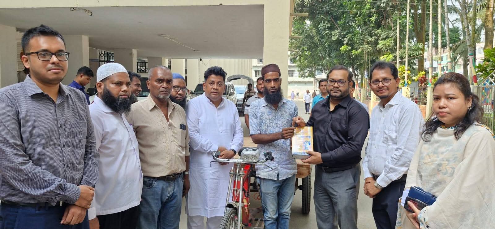 চাঁদপুরে অপরাধী সংশোধন ও পুনর্বাসন সমিতির উদ্যোগে দুজনকে মোটরচালিত ভ্যান বিতরণ