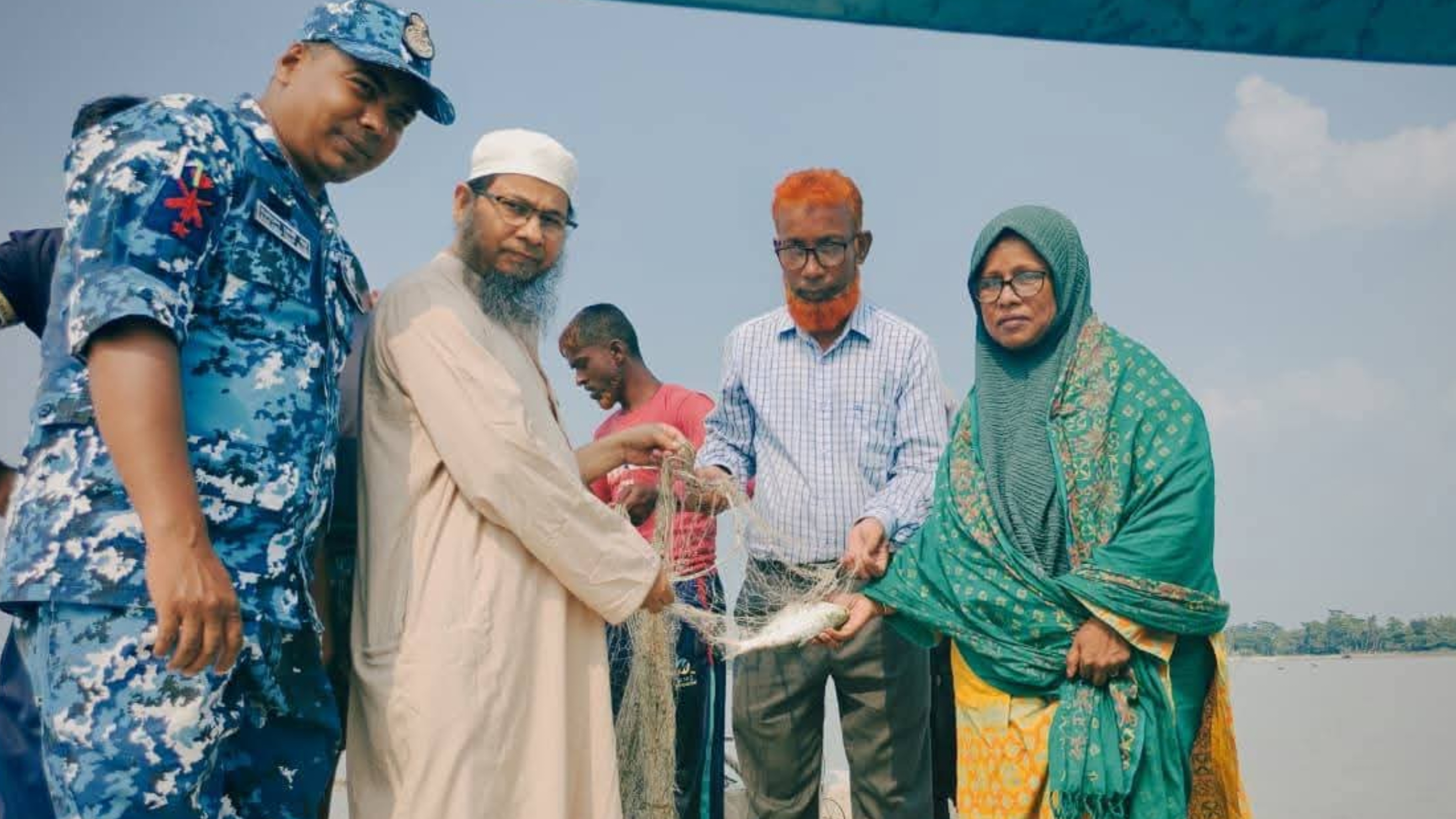 হাইমচরে যৌথ অভিযানে ৫ হাজার মিটার কারেন্ট জাল জব্দ, ৮টি মা ইলিশ অবমুক্ত