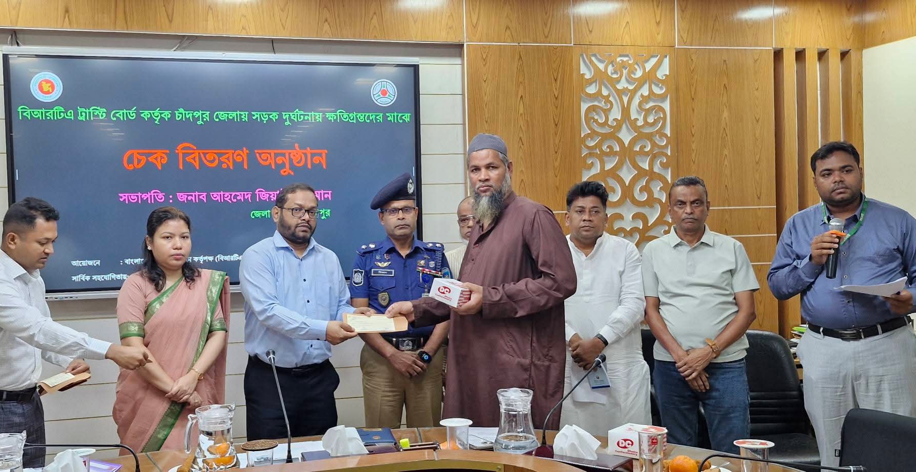 সড়ক দুর্ঘটনায় ক্ষতিগ্রস্ত ৩২ পরিবার পেলো ১ কোটি ১৬ লাখ টাকার চেক