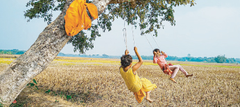 স্মৃতির ক্যানভাসে শৈশবের সোনালি দিনগুলো