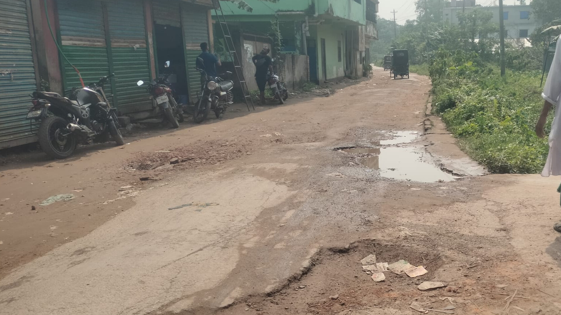 ছেংগারচর বাজার-চৌরাস্তা সড়কের নির্মাণকাজে ধীরগতি, গর্তে চরম জনদুর্ভোগ