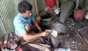 ঈদকে ঘিরে টুংটাং শব্দে ব্যস্ত সময় পার করছে  কামার পাড়া