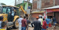শাহরাস্তিতে চলছে সড়ক থেকে অবৈধ স্থাপনা উচ্ছেদ ও খাল উদ্ধার অভিযান