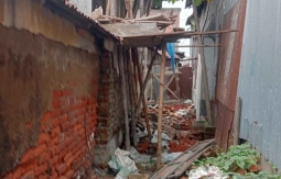 মতলব বাজারে সরকারি জায়গা দখল করে ভবন নির্মাণের অভিযোগ