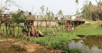 সেতুর ওপর সাঁকো : দুর্ভোগ ৭ গ্রামের মানুষের