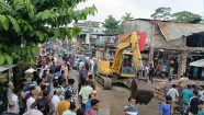 ভেঙ্গে ফেলা হলো শাহরাস্তির আমানিয়া হোটেল