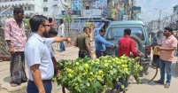 হাজীগঞ্জ বাজারে হকার বসলেই চলছে অভিযান