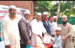 আনোয়ারা-মতিউর মডেল মাদরাসায়  শিক্ষা উপকরণ বিতরণ