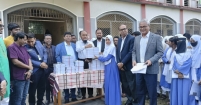 গরিব ও মেধাবী শিক্ষার্থীরা পেলো বিনামূল্যে নতুন বই