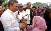 ধানের শীষের প্রার্থী শেখ ফরিদ আহমেদ মানিকের হাতে জমানো টাকা দিলেন বৃদ্ধা মমতাজ
