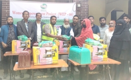 স্বাবলম্বী হওয়ার স্বপ্নে নতুন যাত্রা: রামগঞ্জে ৫ পরিবারে সেলাই মেশিন বিতরণ