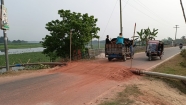 মেঘনা-ধনাগোদা সেচ প্রকল্প বেড়িবাঁধে ড্রেজার পাইপ দিয়ে সড়কে প্রতিবন্ধকতা : ঘটছে অহরহ দুর্ঘটনা