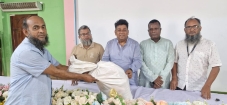 চাঁদপুর প্রেসক্লাবের সদস্য ও কর্মচারীদের মাঝে ঈদ উপহার বিতরণ