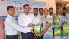 চাঁদপুর সদরে ৪শ’ কৃষকের মাঝে বিনামূল্যে বীজ ও রাসায়নিক সার বিতরণ
