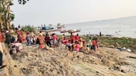 জিও ব্যাগ লুটের হিড়িক।। তীর রক্ষা প্রকল্প ঝুঁকিতে