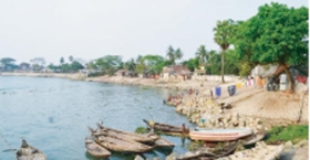 নদী তীরে পাথরে