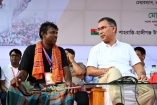 জরাজীর্ণ বসতঘরে তিন সন্তান নিয়ে বসবাস। ঘর চাননি, তবে ছেলের পক্ষে জানতে চেয়েছেন, প্রধানমন্ত্রী কেন সাদা কাপড় পরেন?