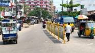 ওয়্যারলেস মোড় সড়কে টিআই প্রবীর কুমার দাসের ডিভাইডার স্থাপন