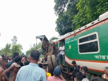 পাহাড়িকা এক্সপ্রেসের সঙ্গে বালুবাহী ট্রাকের সংঘর্ষ : সাগরিকাসহ সারাদেশে ট্রেন চলাচলে বিঘ্ন