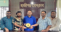 গণমাধ্যম ও নাট্যকর্মী জাহাঙ্গীর আলম হৃদয়কে হাজীগঞ্জ প্রেসক্লাবের সম্মাননা স্মারক প্রদান