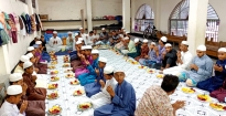 মাদ্রাসা শিক্ষার্থীদের নিয়ে ব্যতিক্রমী ফল উৎসব