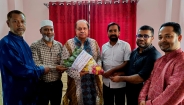 জাতীয় প্রেসক্লাবের সভাপতিকে চাঁদপুর কণ্ঠ ও ইলশেপাড়ের ফু্লেল শুভেচ্ছা