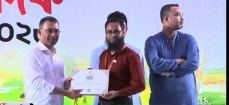 প্রধানমন্ত্রীর হাত থেকে দেশসেরা কর্মচারীর পুরস্কার গ্রহণ করলেন মো. ফরিদুল ইসলাম