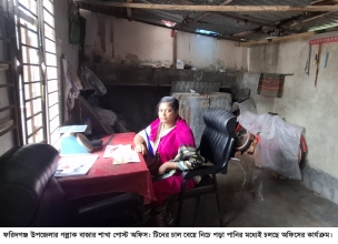 টিনের চালের ছিদ্র দিয়ে গড়িয়ে পড়া পানির মধ্যেই চলছে গল্লাক শাখা পোস্ট অফিসের কার্যক্রম