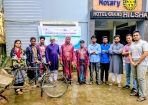 শ্রমজীবী মানুষের মাঝে রেইনকোট বিতরণ করলো রোটার্যাক্ট ক্লাব অব চাঁদপুর রূপসী