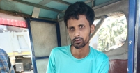 জানালার কাচ ভেঙে ছিটকে পড়ে বেঁচে গেলেন!