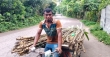 নিজের ক্ষেতের আখ রাস্তায় রাস্তায় বিক্রি করে লাভবান মনির মোল্লা